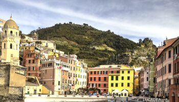 Il porticciolo di Vernazza visto dal molo