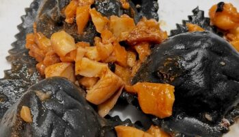 Tortelli di pesce al nero di seppia al sugo di gamberi