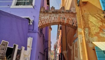 Un arco di sbatacchio in un vicolo di Burano