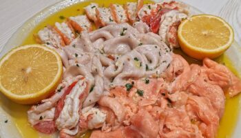 Un piatto di pesce e frutti di mare marinati