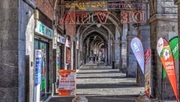 I portici di via di Sottoripa nel cuore di Genova