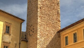 La celebre Torre dell'Orologio del borgo di Trevi